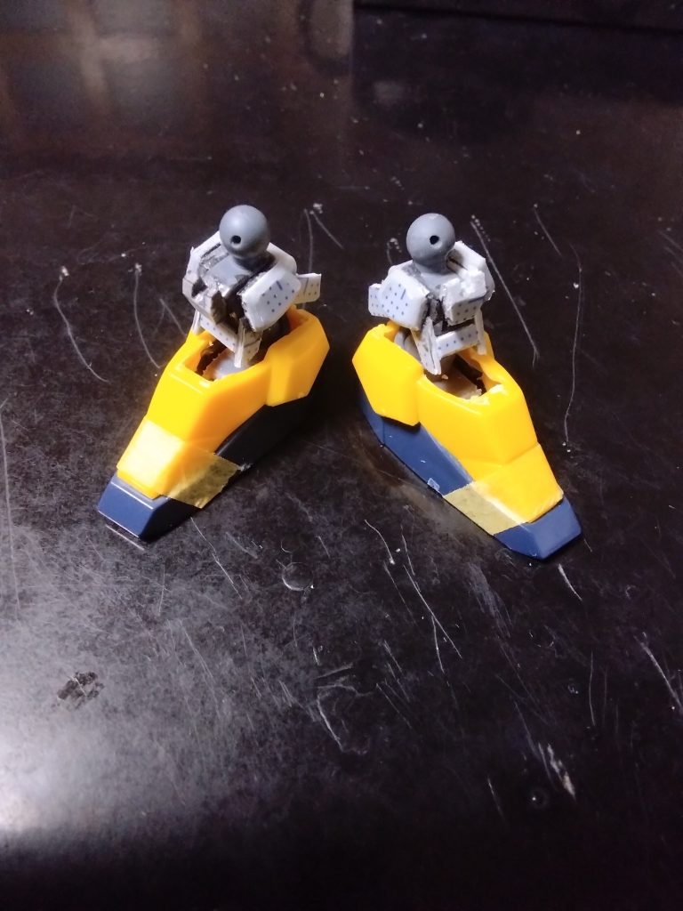 脚部は、クロスシルエットSDフレームのパーツを組み込み、プラ板を成形した百式の外装パーツを外側に貼っていきました。圧縮された形状なので、あまり細かく作り込みはしないで、最低限の特徴を出すことを目標にしました。