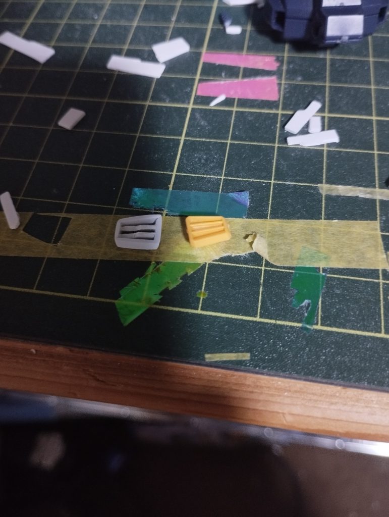 胸部ダクトやバルカンポッドのアンテナ、肩部ダクトの蓋はランナータグを使用し、自作致しました。