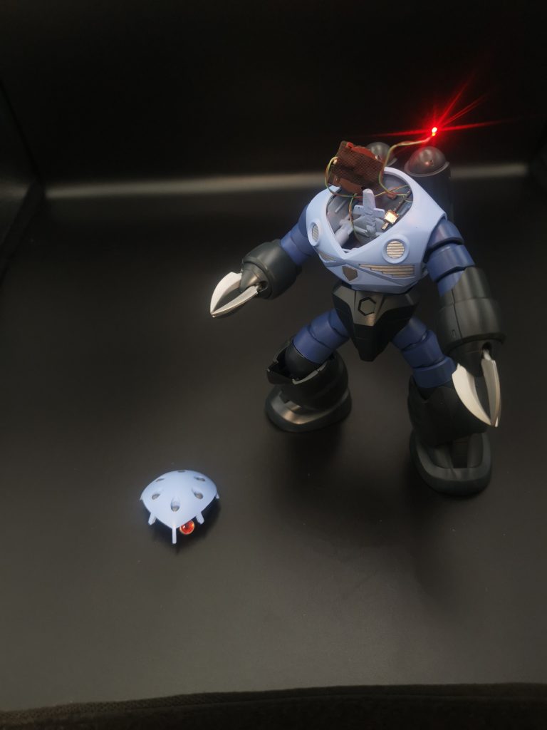 スイッチや電池はお腹の中身を空洞にして、放り込むだけという簡単加工。