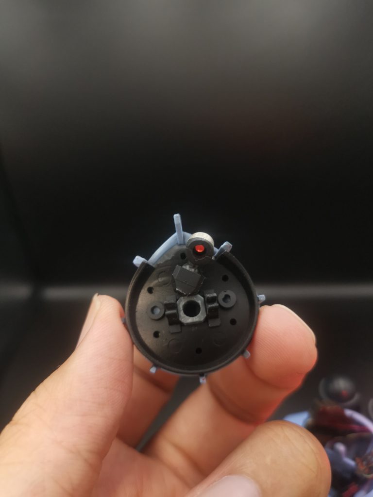 動かす+光らせるため、フロント窓の左右を切り取り、ボール凸の◯穴のパーツを加工しプレートとHアイズを接着してます。