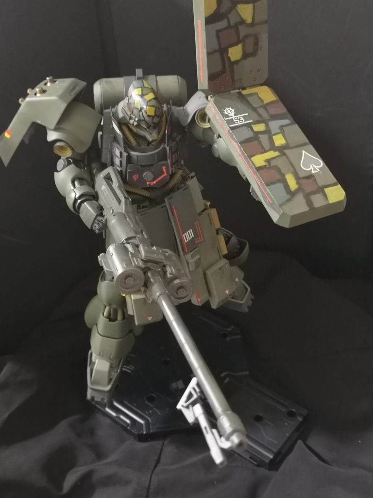 ロングビームライフルはバルバドスの砲やサザビーのライフルのジャンクから再生し、MG42やMG34などのドイツ機関銃デザインのごった煮にしました。