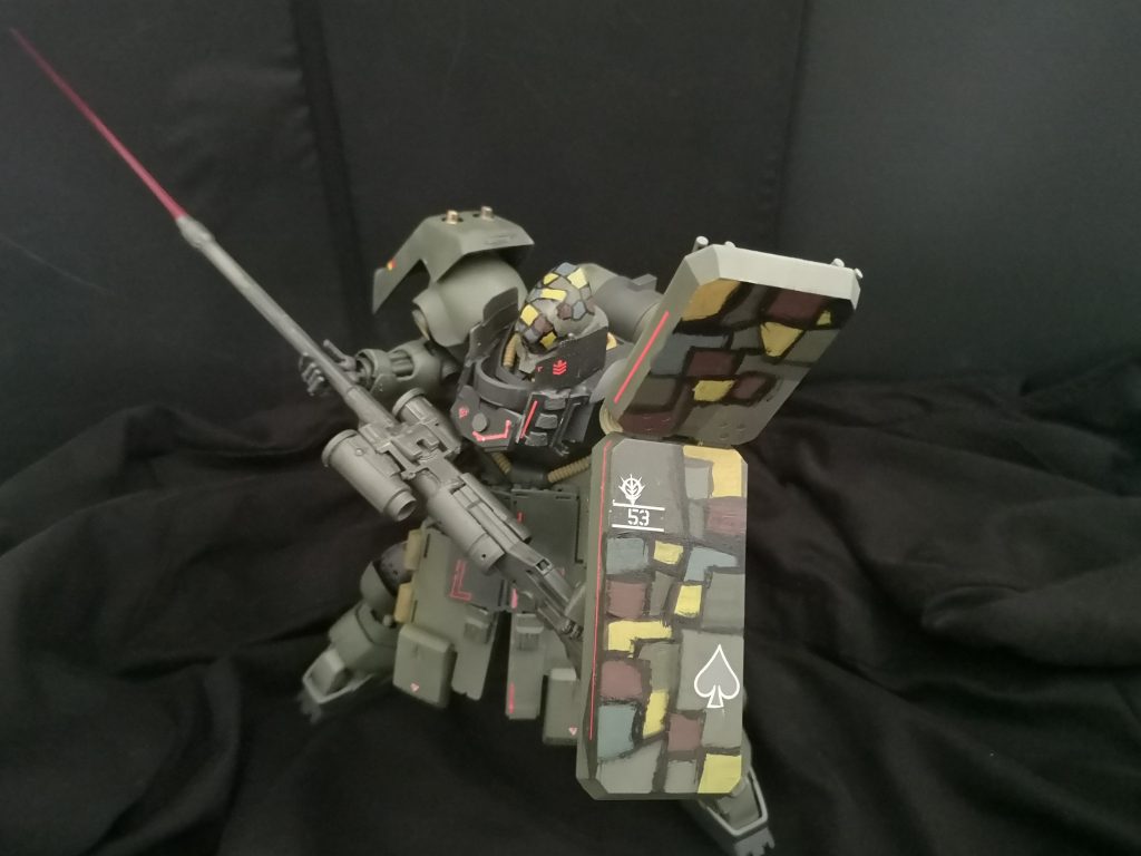 ロングビームライフルにあたってビームサーベルの銃剣も装備しており、リゼルより長いリーチで格闘ができます。