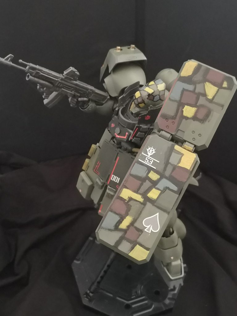 つまるところ、予算がふんだんに使用されたギラドーガとなります。通常ギラドーガとギラズールの合の子です。これなら特務仕様のジェガンと互角以上に対抗できる!と感じてくれれば幸いです。