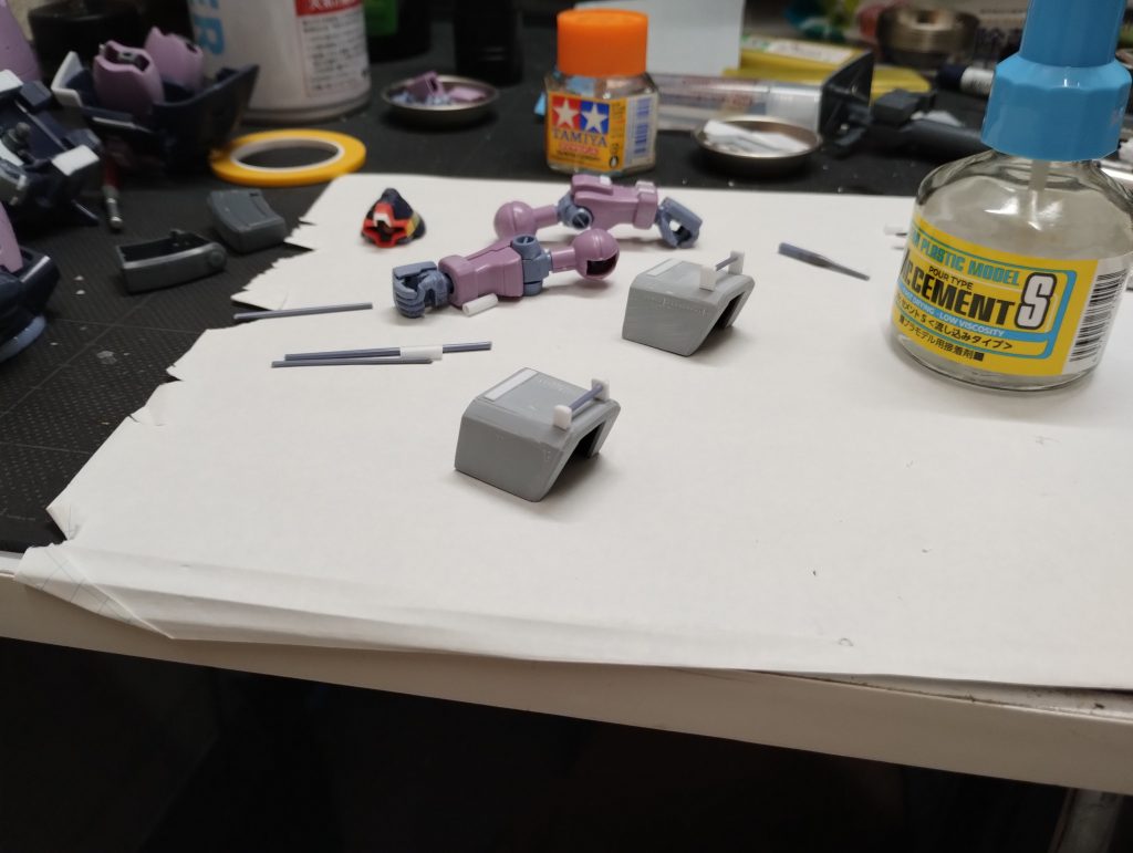 ショルダーアーマーは角張ったものをプラバンでスクラッチ