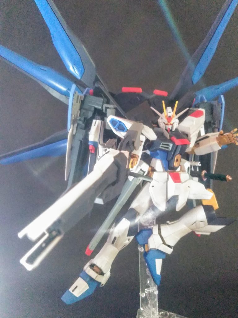 概要はコウナリます 😌主人公の一人・キラ・ヤマトが駆る「ストライクフリーダムガンダム」の本来の名称であり、当時は公式サイトやアニメ雑誌にも用いられていたが、放送開始直前に早稲田大学のサークル「スーパーフリー」の集団強〇事件が明るみに出た影響(当時新フリーダムの事を中心人物Aの苗字で呼ぶ者もいた)からか、風評被害を避けるために現在の「ストライクフリーダム」という名称に変わったとされる。…尤も発表当初から「名前がダサい」と言われており、公式側も「あくまでも仮称だった」と言う態度だが。 と 云うことだソウです😆🎵🎵読破❗有り難う御座います🙇 因みに此方はメインウェポン(モチロン 妄想武器)「V.S.B.L (Variable Speed Beam Launcher)」 と 相成ります😁