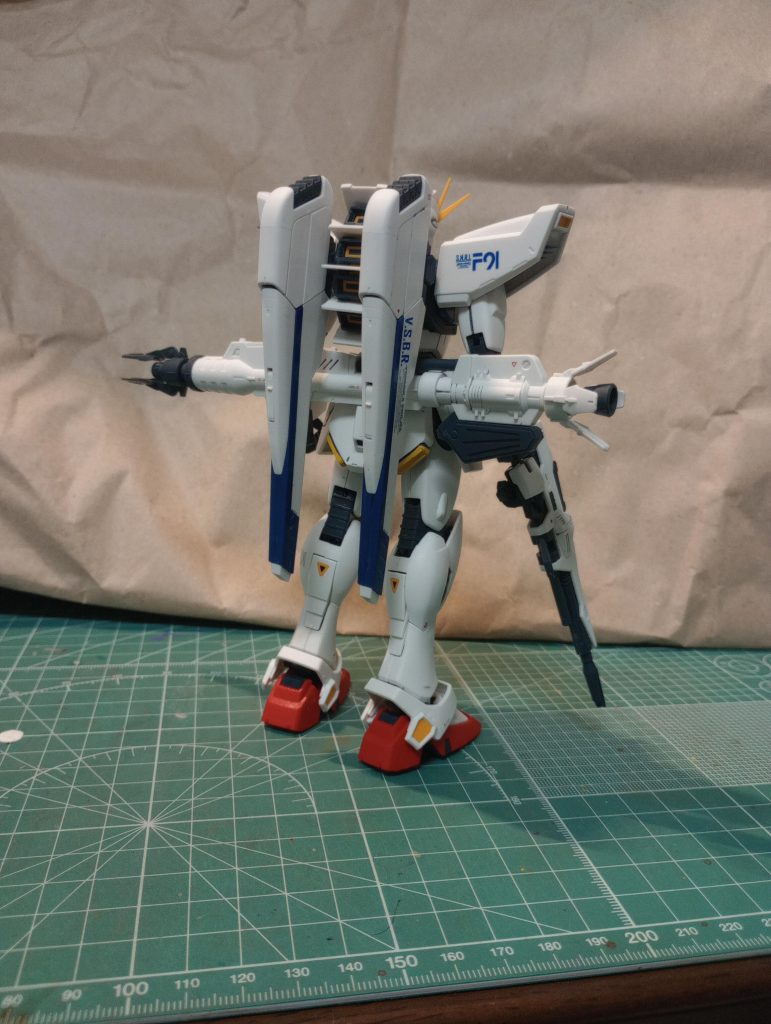 後ろ姿。ヴェスバーが特徴的。豊富なデカールが付属してます。