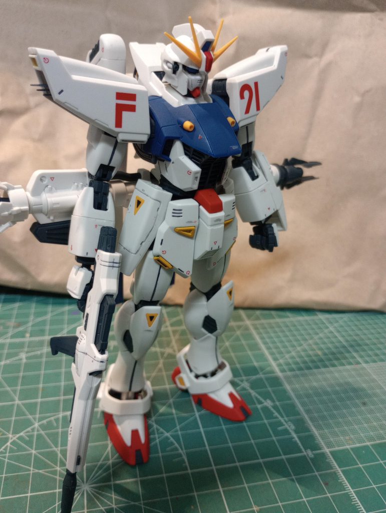 ヴェスバーは前方に向けられます。肩のウイングも展開可能です。動かしてないけど(zaku-kao4)もちろんビームシールド用のクリアパーツも付属。