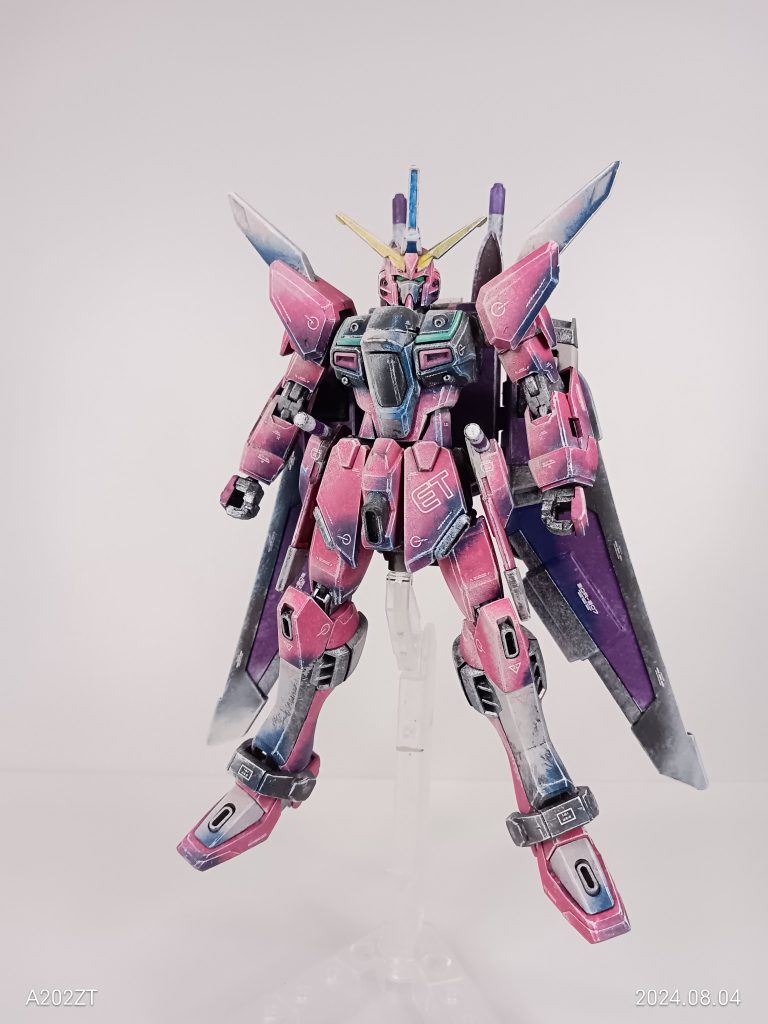 平面に光の部分と影の部分が出るなんてことは自然界ではあまりありませんが、それっぽくなればイイやと割り切って塗りました。モノの本によると絵画の世界では影の色を青や紫にするとのこと。それで今回は濃い青を使ってみました。インジャのピンクと混じってセクシーになりました。