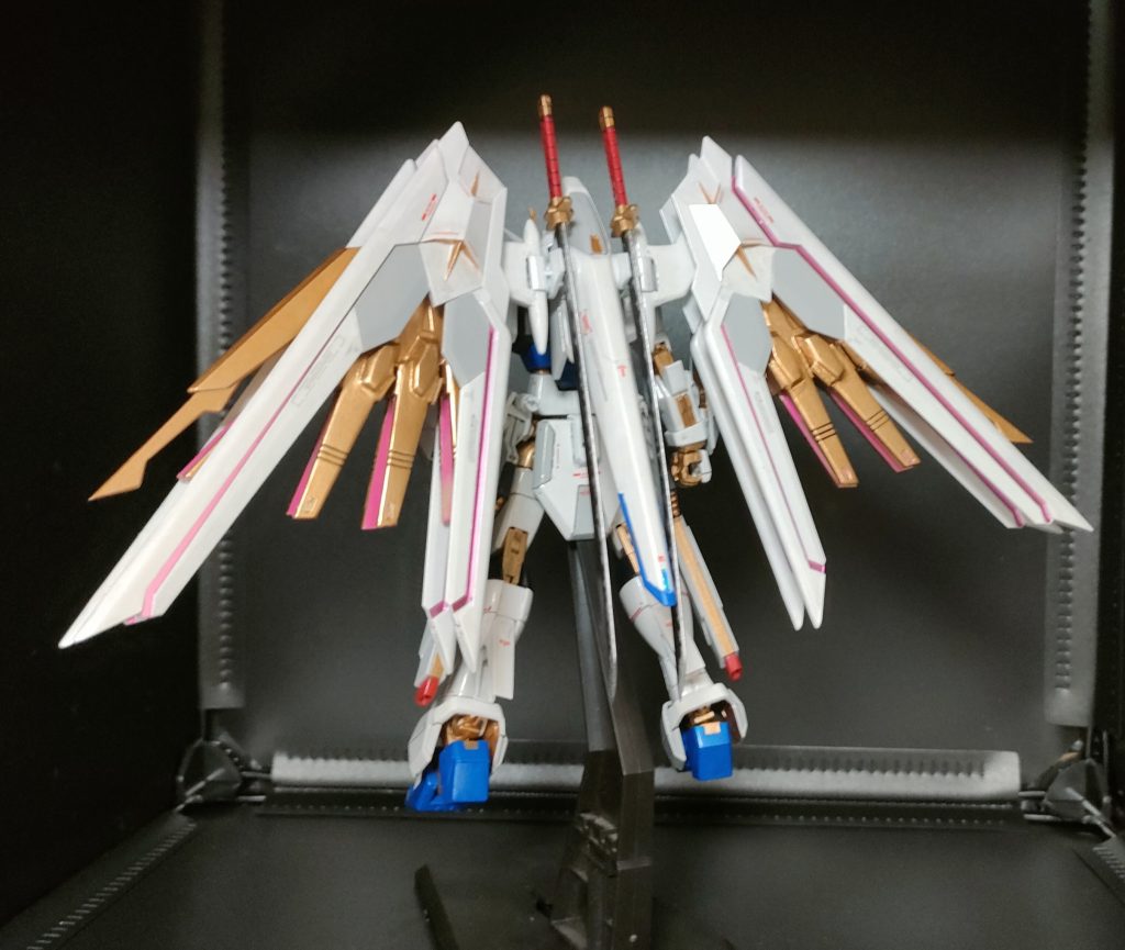 金の翼の分割部分の裏は白い翼に合わせ、ピンクのホログラムピラーを貼り付け