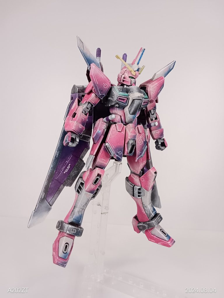 最近はずっとエッジを強調する塗装をしていたのですが、白基調の機体には似合っても、色のついている機体だとイマイチ立体感が出ない。そこで、陰影をつけての塗装にチャレンジしました。大雑把でな出来ですけど、それっぽい雰囲気にはなったかと思います。