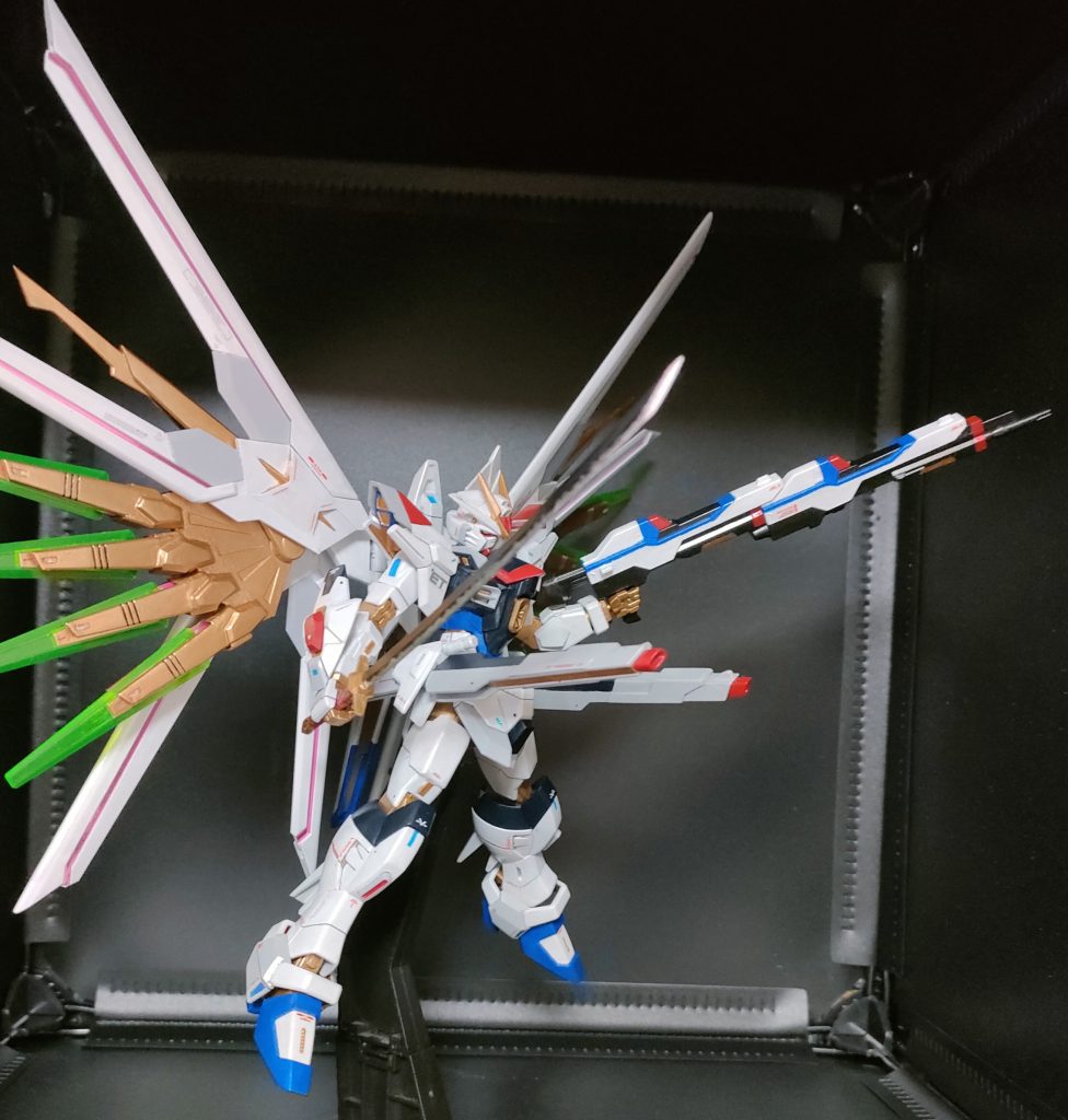 内部フレームにあたる部分はゴールドに塗装各部センサーになるところには装飾のホログラムピラーを貼り付け