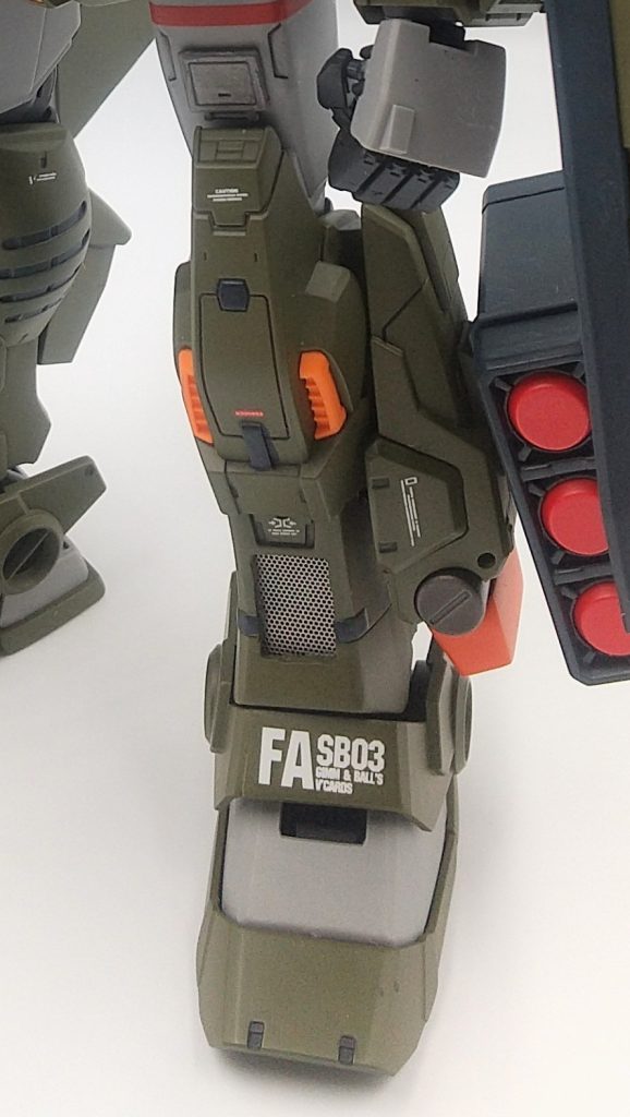 スネのパーツを切り抜いて、メッシュプレートを裏から接着しました。足のサイドにミサイルポッドを追加しました。