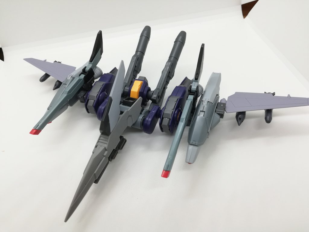 分離して支援機にもなり、合体時には機首がシールドとして左手の武装に懸架されます。