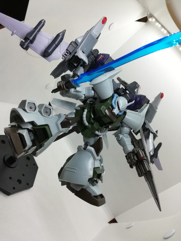 急制動をかけた時のポーズ。ユニットはほぼボールジョイントでの構成なので可動域は抜群です。