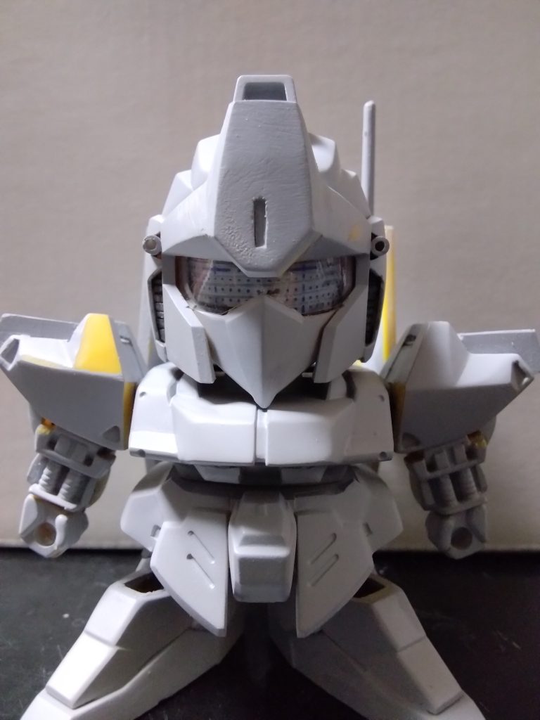 前方から見ると、背中のバインダーが目立たなかったので肩の軸位置を変更して、肩を下に下げた他、頭部カメラ部は2層構造にしてバイザー化しました。ツインアイ表現が多い昨今ですが、Gジェネneoのイメージ準拠にしてみました。