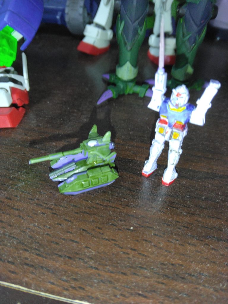 おまけのマゼラ・アタックとガンダムです。ガンマカで、塗装しました。作るのが楽しかったです