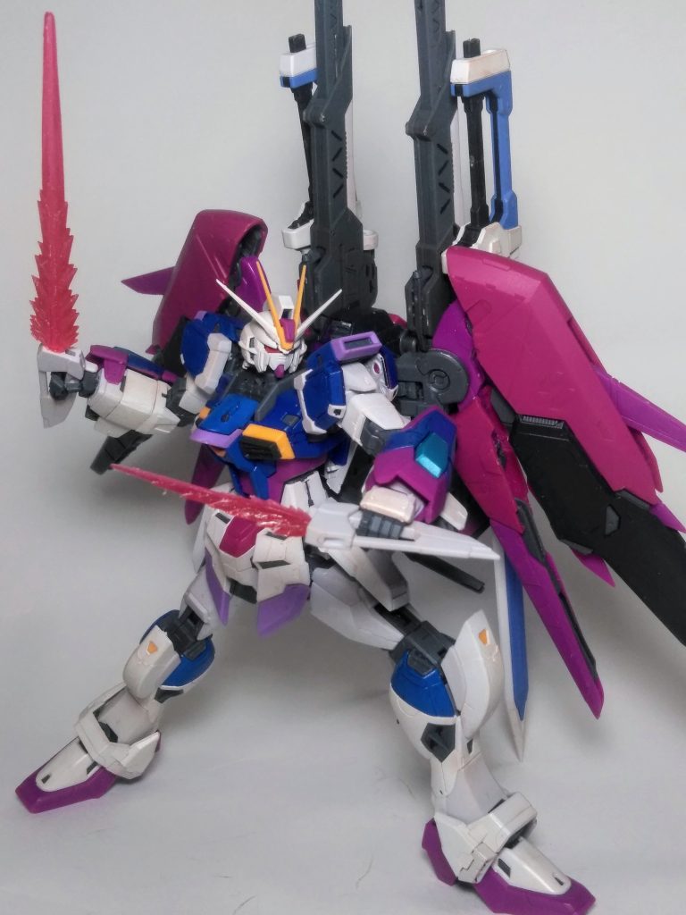 最早お馴染みの投擲武装 😌両肘の後部?に設置「フラッシュエッジビームブーメラン」果たして実戦での有用性ほ如何ほどに 😅ソウソウ!ビームサーベル機能もございます 🎉✨😆✨🎊