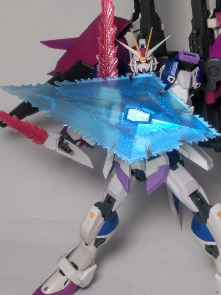 流石は「RG」❗😳ポージングの追従性が凄すぎる 😃💗 オーバーテクノロジーに感じちゃう「ソリドゥス・フルゴール ビームシールド」展開です 👍