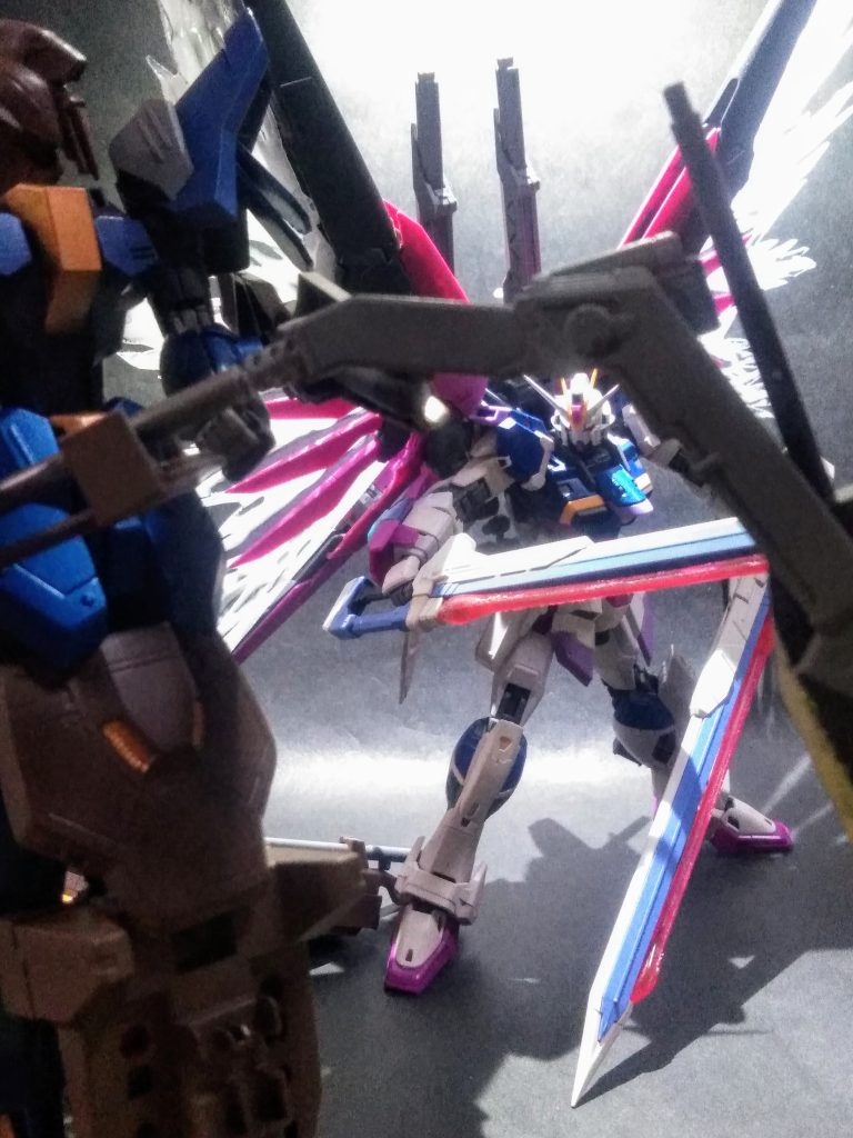 ブンドド好き!モリスキー及びナガモノスキー症候群の発症者をジュウニブンに満足させてくれるこのキット 🈵😆そして何時もの「RG」らしく 自立が出来ない😠 ポロリにイライラ😒💢💢 パーツの破損が超コワイ😨 のお約束案件も健在です 🤣🤣🤣そして「UP主」の標準蛇足作業と成りつつある「光の翼」❗❗ 😁懲りずに今回も実行と相成りました 👊😝👍