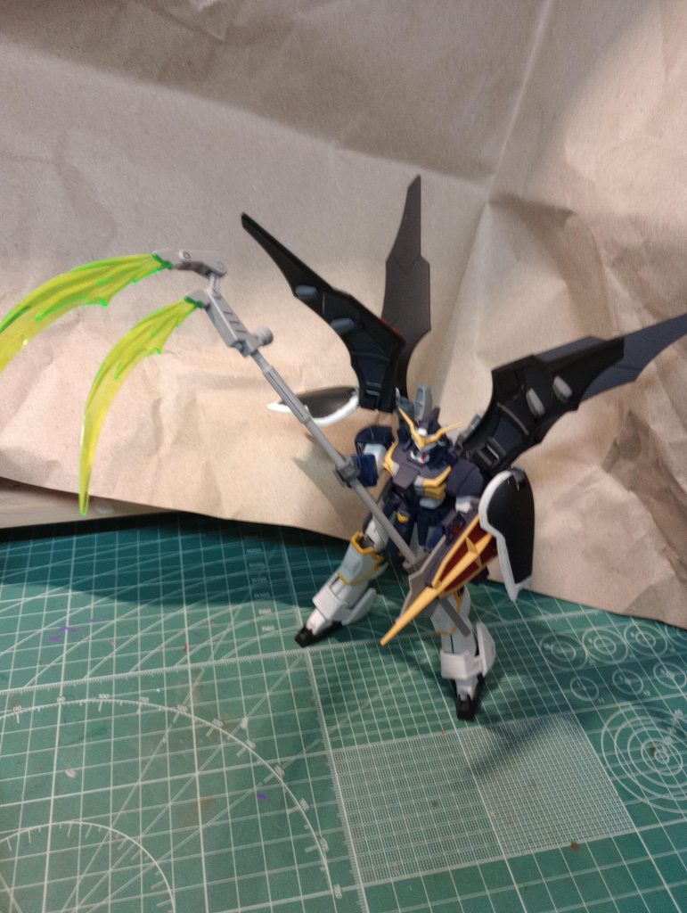 肩の可動範囲が広く、ビームサイズは両手持ち可能です。