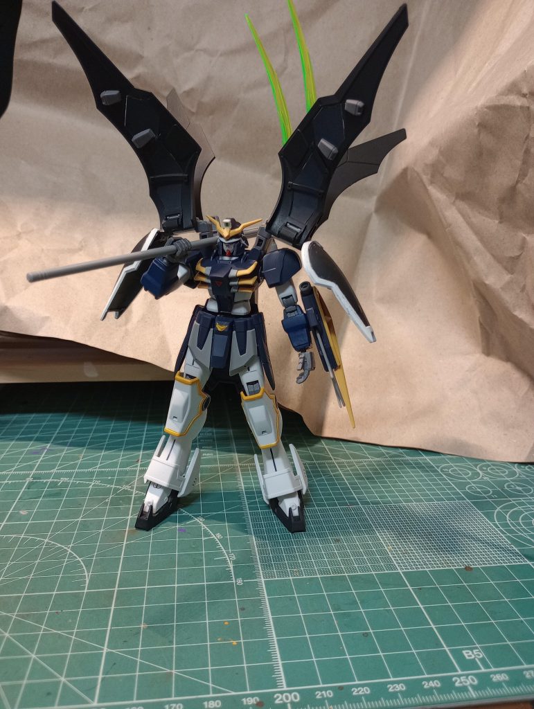 マント姿のMSはいろいろありますが、跳ね上げ方はこれが一番カッコいい気がする。