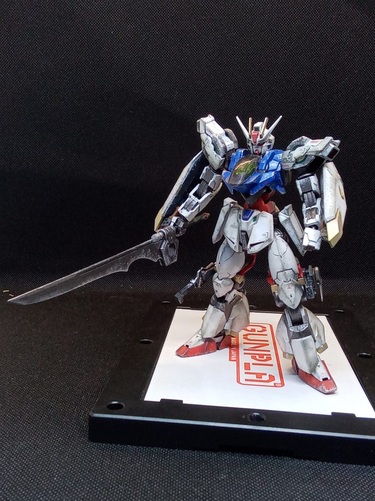 近接戦闘ではパックを切り離しグランドスラム装備状態両腕のシールドはビームバルカン内蔵