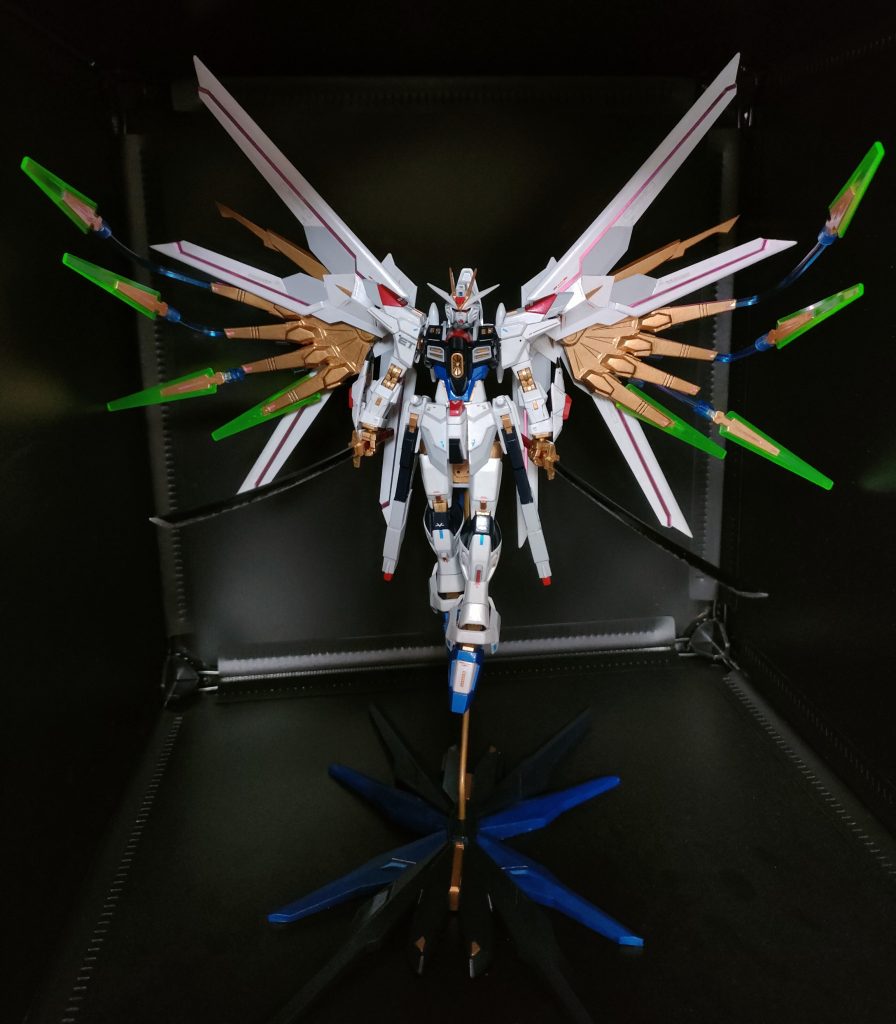 専用台座を作りドラグーンが射出されてるようにプラ棒にクリアブルー塗ってみた