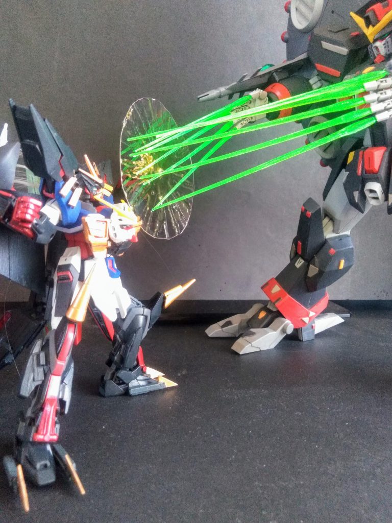 ※唐突にデストロイよりビームの発射音｢｢風゜呂掌駆止 謝ー怒❗❗(ぷろてくと  しぇーど)｣｣※聞き馴染んだアノ発動SE左掌の発生装置より放射円状に展開。光学兵器を反射し、偏向する機能も備え、実体弾兵器の爆発、衝突にも耐性がある。