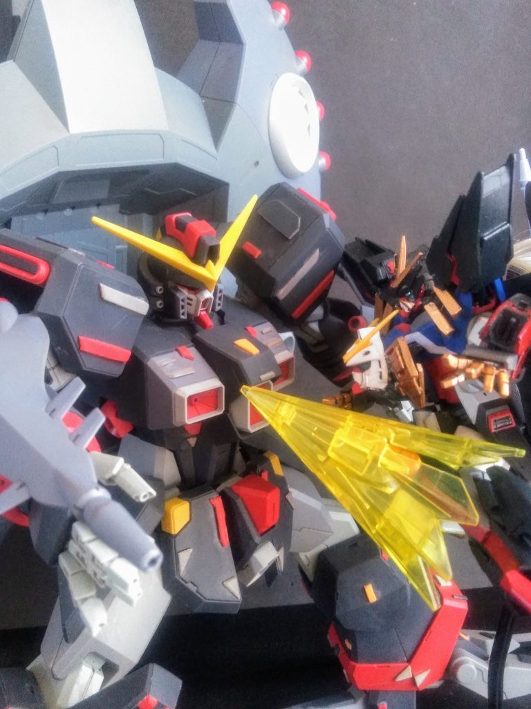 ※ジェネシックD 一気に上昇｢｢主吐黎流 駑履輅❗❗(すとれいる どりる)｣｣ドリルニーの原型。右膝は粉砕力の｢素破゜偉螺鏤駑履輅(すぱいらる どりる)｣広域破壊に適しているのに対し、左膝は貫通力に優れ局所破壊に適している｢主吐黎流 駑履輅(すとれいる どりる)｣反面、ドリル側面からの攻撃に対してやや脆弱である。