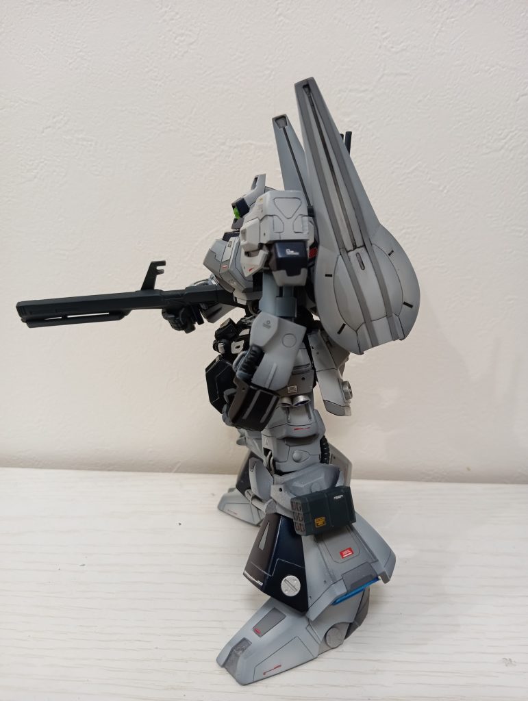 サイド上半身をグリグリ動かせるようにいじったのですが、塗装完了後に真っ二つに諦めて接着した為すごく真っ直ぐに…