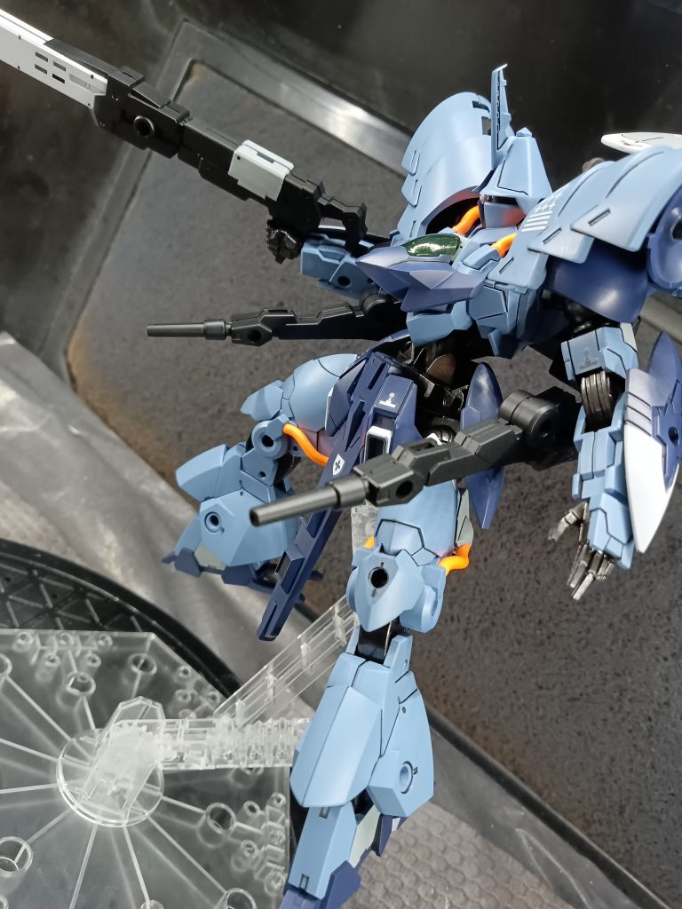 メインは長〜いライフル サブ兵装として背部のビームキャノンです