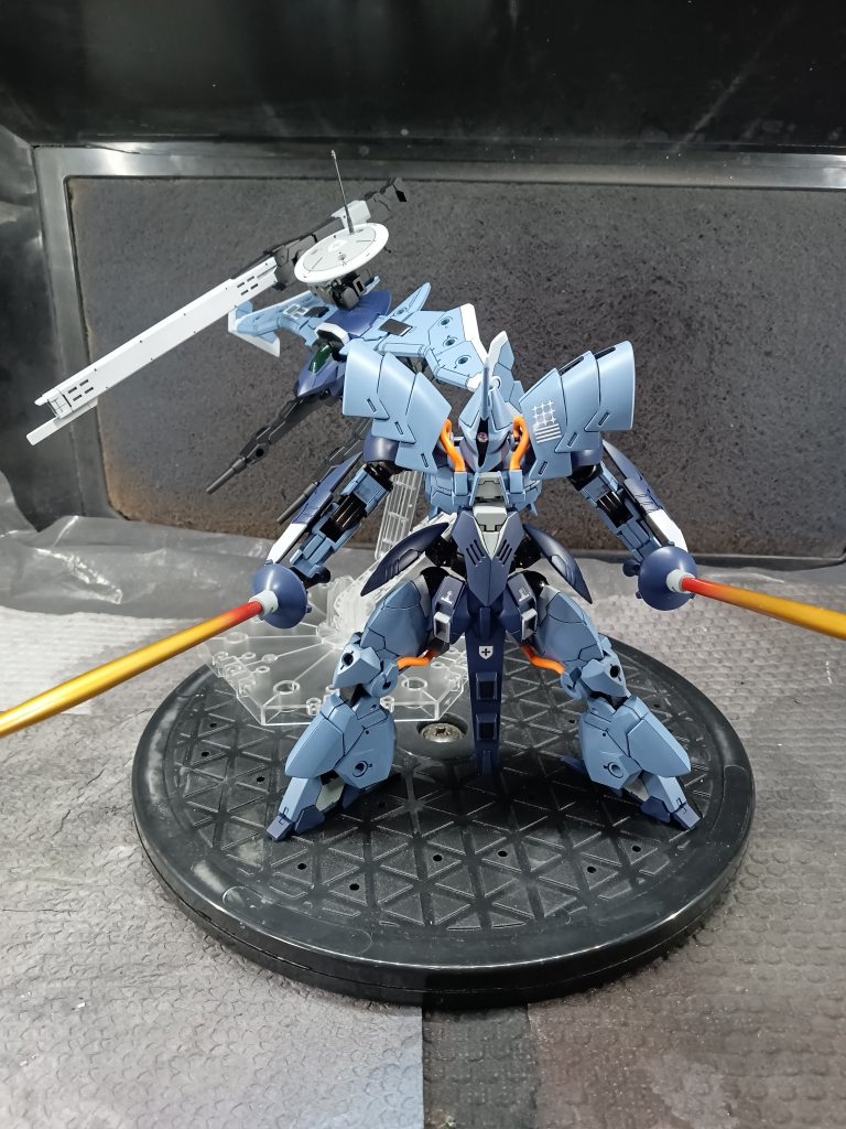 本体と分離しての戦闘も可能ですこの時パイロットはフライトユニットに搭乗し ギャン本体は無人機となります