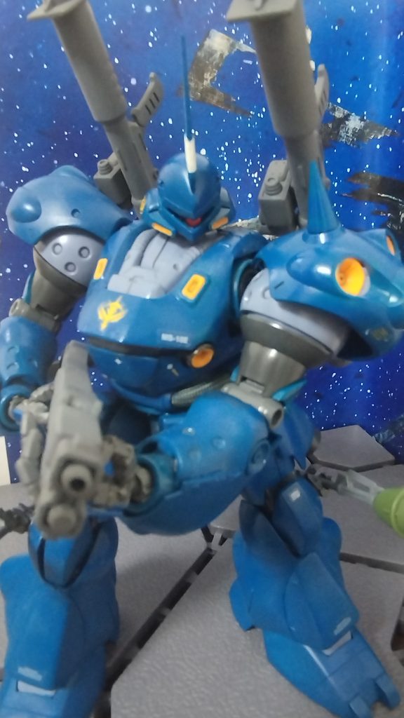 流石に古いキットなので、手は表情がつけられないので、ガンダムベースで購入できるエモーショナルマニュピレーターに交換しました。手の甲は流石に用意されてないのでプラ板で自作しています。塗装色は、インディブルー基調で取説の指示のように従いましたが何故か違う色に(  ̄▽ ̄)かなり苦労して調色したのですがレシピ忘れた。デカールはマーキングシールも混在しています。当時デカールにしてない箇所があるのが謎です。覚えてません。つや消し吹いてるはずのにテカッてるのなんでだろ?また吹きます。こちらのキット、ビスもあり、腰の動力パイプもメッシュありと、中々難易度高めのキットでした。好物です。MG作るの楽しいです。作り応えあるのが良いですよね。