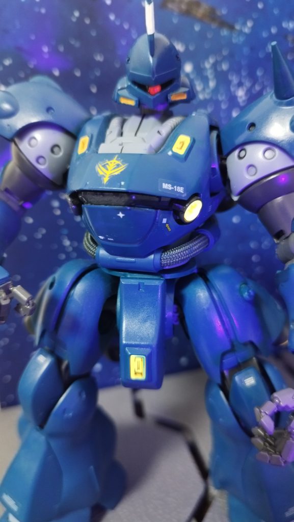 目は蛍光ピンクで塗りました。バーニア部も光る素材らしくブルーライトに反応します。