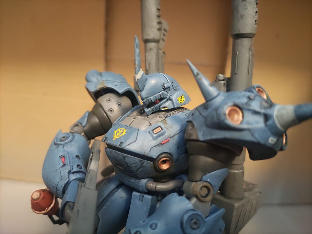 スジ彫りとレッドポイント、あとパテやランナー使って各所ディテール追加してます。