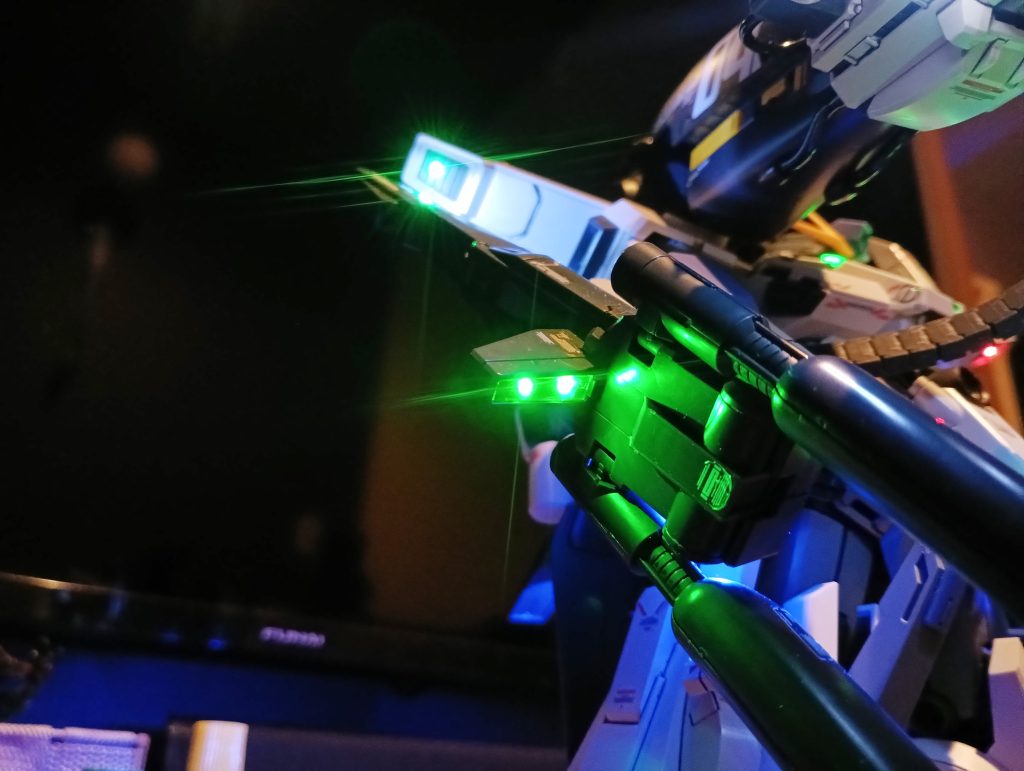 肩のウイングには方向認識灯的な感じでグリーンを入れてみました😅