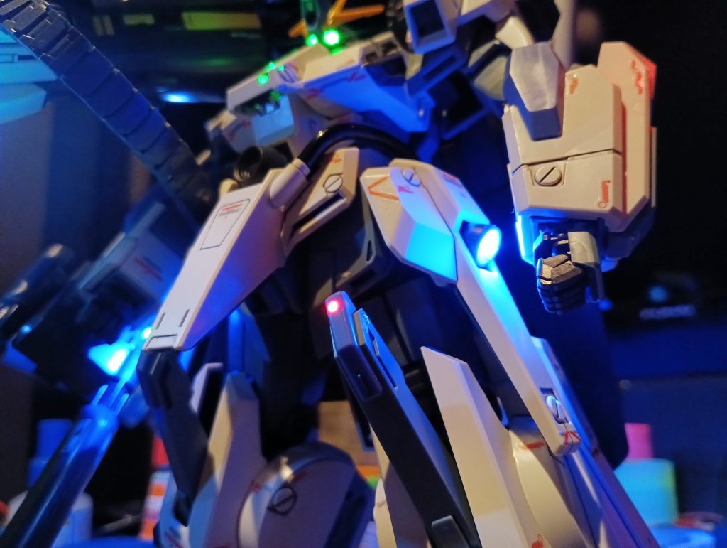 膝にも方向認識灯を入れてみました😅💦サイドアーマーのバーニアはブルーです✨