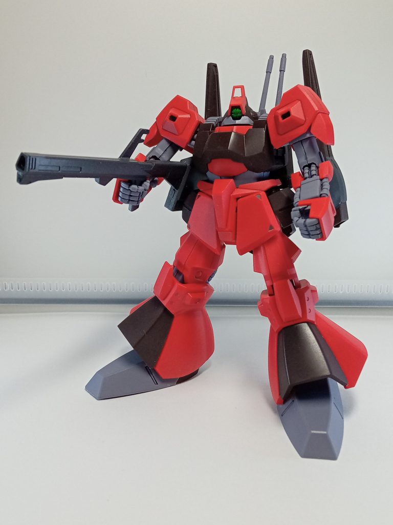 リック・ディアスは好きなキットの１つです、作中でもティターンズが次々と新型を投入してくる中、終盤まで主力であり続けた機体、アムロ、アポリ、ロベルト、エマ、ファ様々なパイロットが登場しましたねリック・ディアスが活躍した回で私が印象的なのはZガンダム１３話「シャトル発進」で飛行能力を持つアッシマにロベルトが果敢に挑むが機動性で翻弄され背後から胴体を撃ち抜かれて撃破されてしまいました「う、何だー‼️」ロベルト最後の言葉です、頭部の脱出装置は動きませんでした動いているのをエマ機意外作中では見てないキットは塗装してスミイレ艶消しを吹いています 