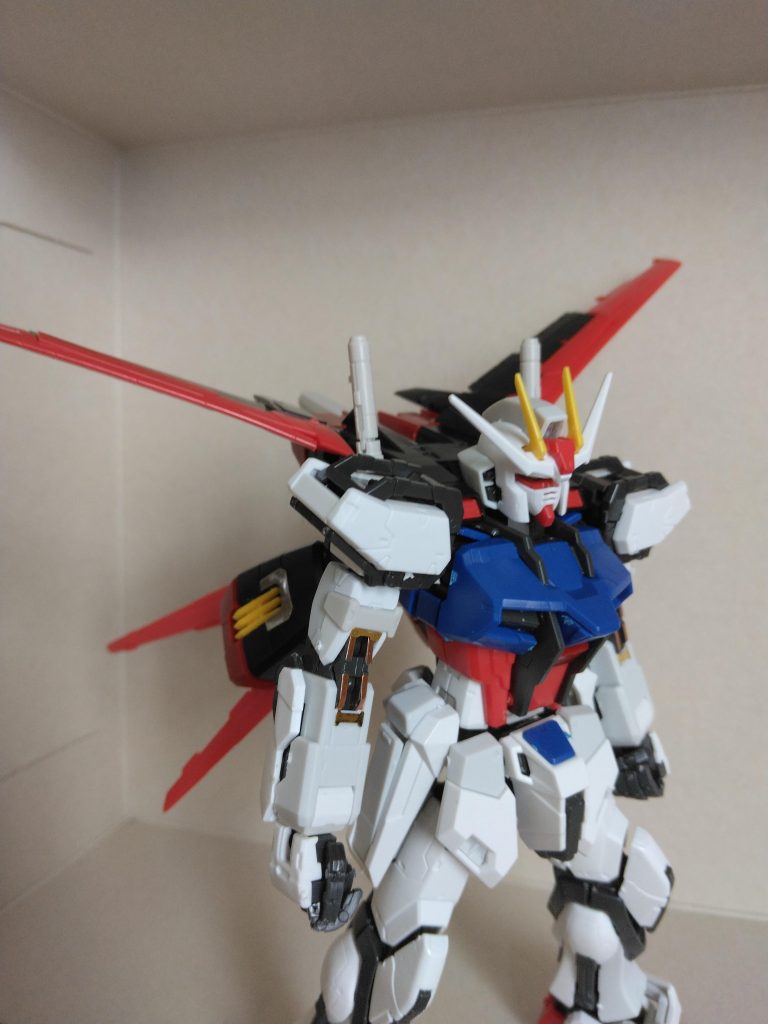 エールストライカー装備。背中側が重いですね。ビームサーベル取り付け可能です