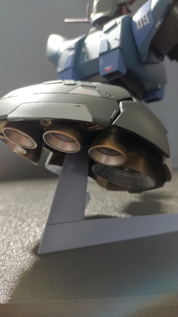 しかし、分割出来てもスカートを広げるだけの隙間をうまく確保できなかったためRGほどバーニアが見えるくらいに広げる事が出来ませんでした(´・ω・`)