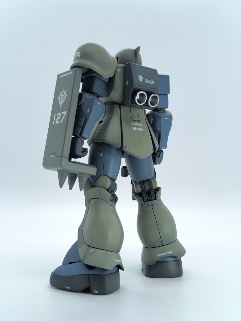 【どーでもいいこと】旧ザクのスパイクシールドは64番付属のものでF2ザクの肩シールドより大きいのだが、コレについては06用装備としては採用されなかった試作品的なものと妄想。ゲルググMなどのものとは別モノ