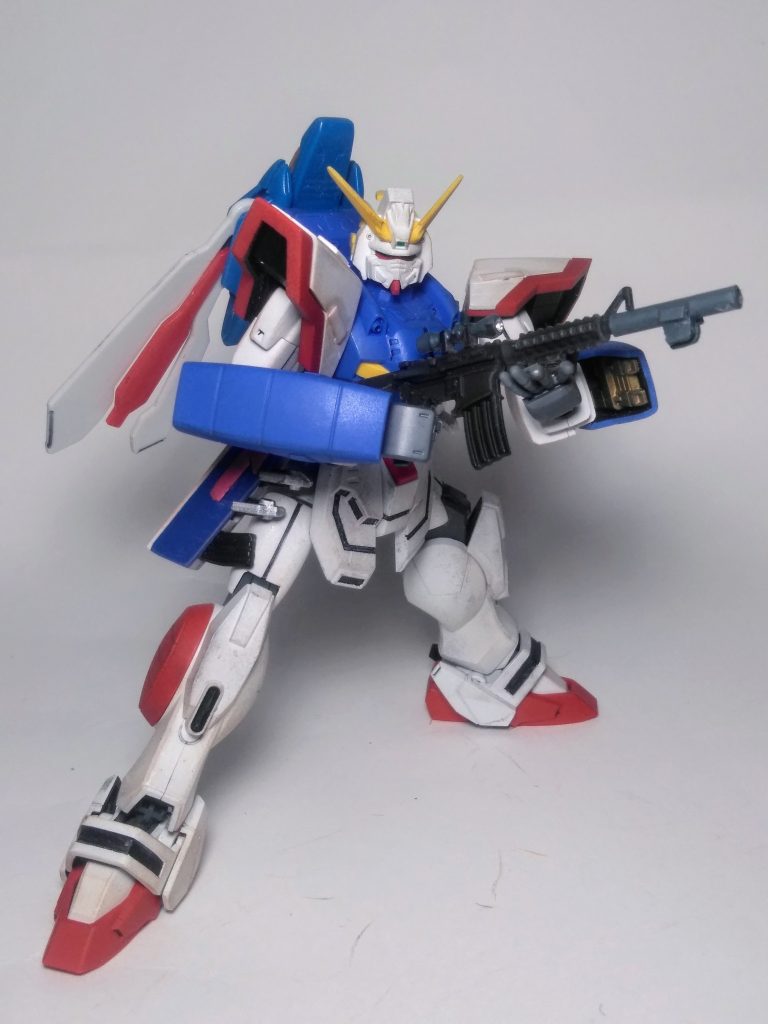 今回は早速の蛇足作業 🐍👣この子が持っているライフルは皆様御用達 😏｢100 均のアレ｣と成ります 😁