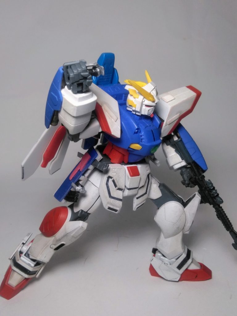 此方のアイテム 🧐18m 級のMSだとスケール感が足りない様に感じます😘しかし｢ G ガンダム系｣ならば16m位で一回り小さい 😃⤴️⤴️｢イケんじゃねっ！😤｣そんな訳でヤッテみました 😋 ｢手榴弾｣(なんだか懐かしいヒビキ💗)を投擲の図 🤩