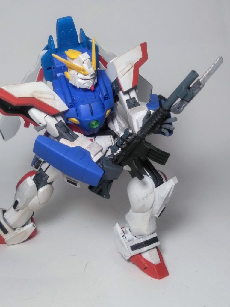 この｢引き出し式カッターナイフ｣をチョッと削り込んで｢ナイフっぽく｣そこからライフルに装着 😚｢銃剣風仕様｣に成るのでした 😇 下から突き上げるのポーズ 👍唐突ですが｢自衛隊の銃剣術｣ってカッコいい 😍💕