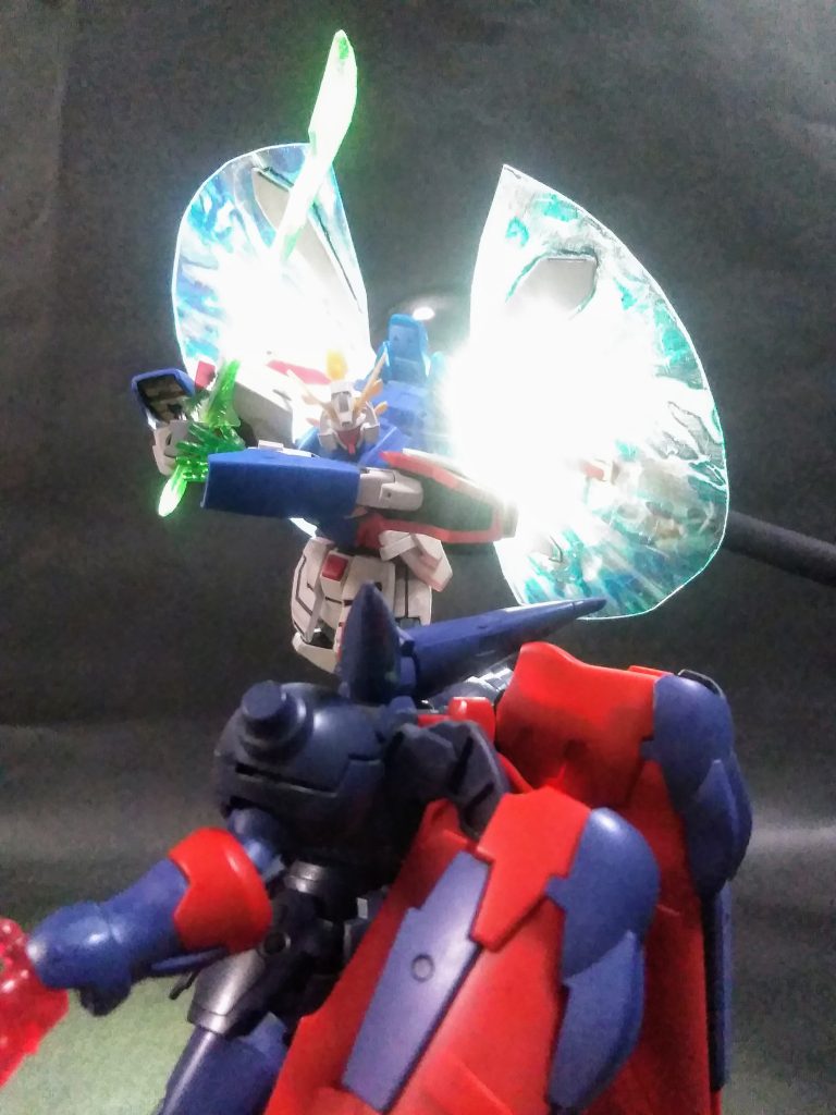 さて、今回もヤっときました｢エフェクト工作｣ 😚脳内設定では｢試作型の出力強化パーツ｣を使用しているので｢アノ光輪がチャンと出力されない｣とイウ事に成っております  😎💨まぁ、皆様なら『失敗したダケダロっ！🤣🤣🤣』と お気付きでしょうね 😝 手に持っている緑のソード状のモノは｢シャイニング フィンガー ソード｣ と いう｢シャイニング フィンガー｣の強化形態です 😆💕 