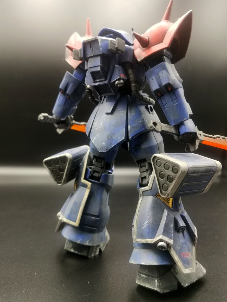 本当は腰部にサーベル留めがあるべきと思ってはいても。アクションの邪魔になるため背中に配置