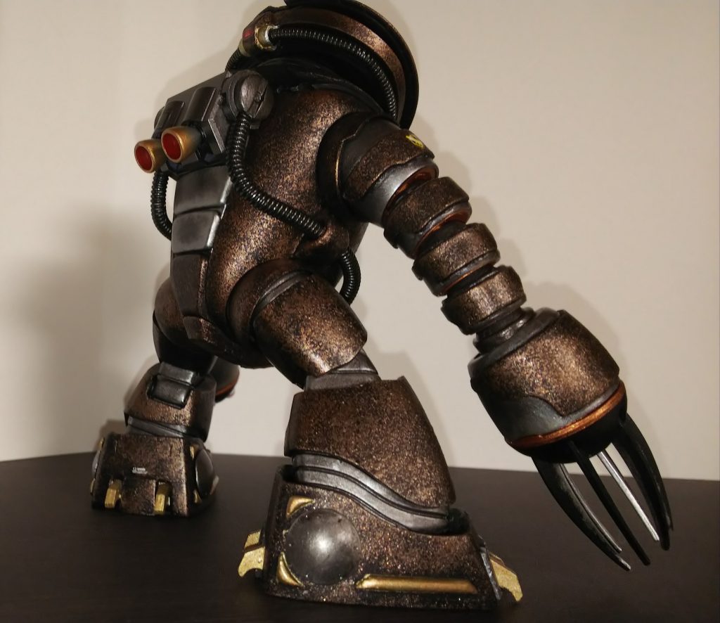 台所のゴミ箱でまたまた目に着いたのが、マヨネーズのキャップ。これアッガイの腕とサイズ感一緒だなと思い、装着して見たところ、なんか加工すれば着けられそうだったので、余ってた動力パイプやら何やら、切って、削って、貼って、ブッ刺して、ペタペタ塗ってみたら、おっ！何か武器ぽいのできた！えっもしかして、これってエコプラ？と言うわけで、何かよく分からん武器がこちら。