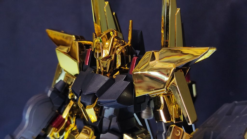 ボディ部分のみガンダムマーカーエアブラシで塗装しています。ファントムグレーとジオングレーで塗分けようとしたら、ファントムグレーが切れてしまったようで、途中から全てジオングレーにしました。ガンダムマーカーは便利ですが、残量が見えないので困ります。