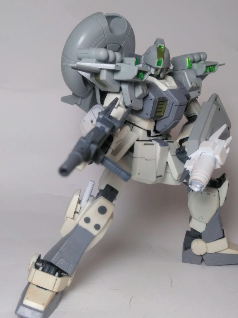 この『Ez-SR』と いうキット 🧐3種の機体をコンパチする仕様と成っております 😩⤵️⤵️ナンダか勿体無いと「UP主」は考えて仕舞い 今回のハコビと相成りました 😤💨電子戦用の機体では在りますが自衛用に100mm マシンガン を装備です 🤭