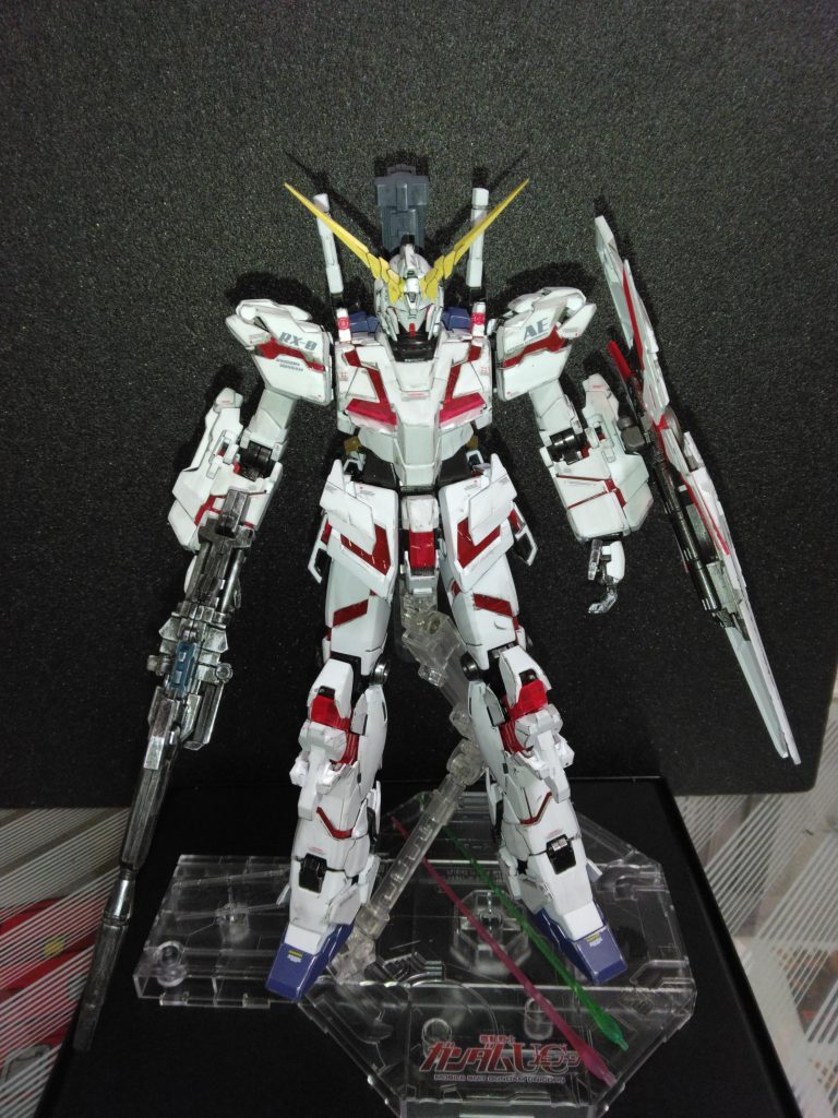 ベースはガンダムホワイト2、サイコフレームの部分は薄くクリアルージュを塗装し、発光出来るように調整しました。